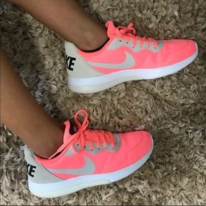 !!!!!!!IN SEARCH OF!!!! Hot pink nike sneakers